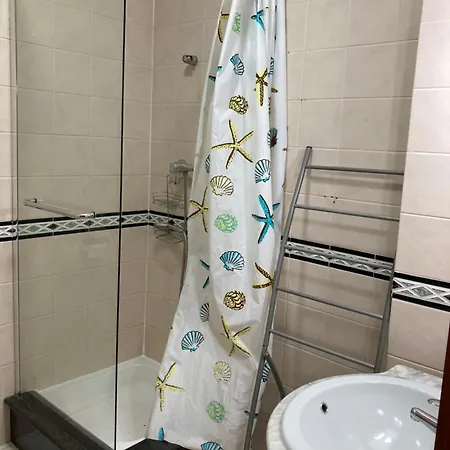 Private Bedroom, Pool And 5 Min Walk To The Beach *