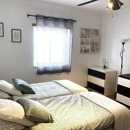 Private Bedroom, Pool And 5 Min Walk To The Beach *
