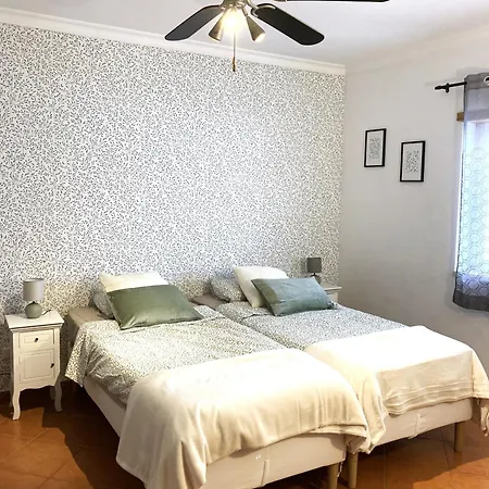 Private Bedroom, Pool And 5 Min Walk To The Beach Homestay